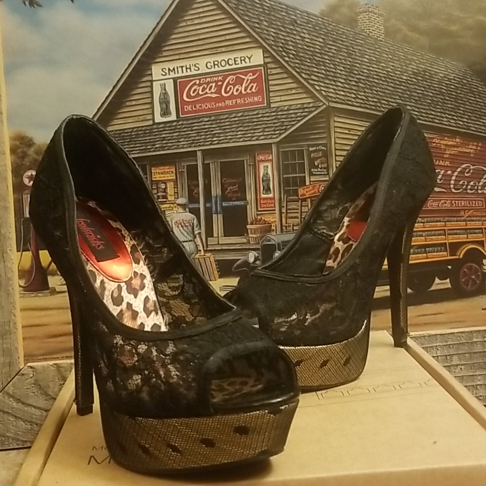 FREDERICK'S OF HOLLYWOOD 8.5 STILETTO PUMP